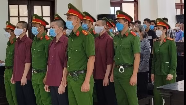 Ngày thứ hai xử vụ "Tịnh thất bồng lai", bị cáo Lê Tùng Vân lại cáo vắng