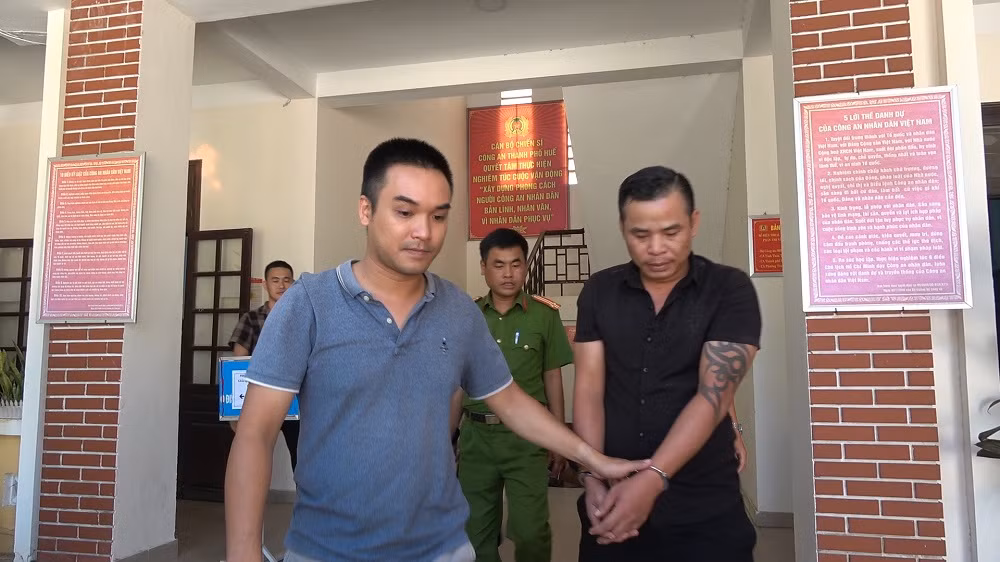 Đang chờ taxi chở đi giao ma túy thì bị bắt -0