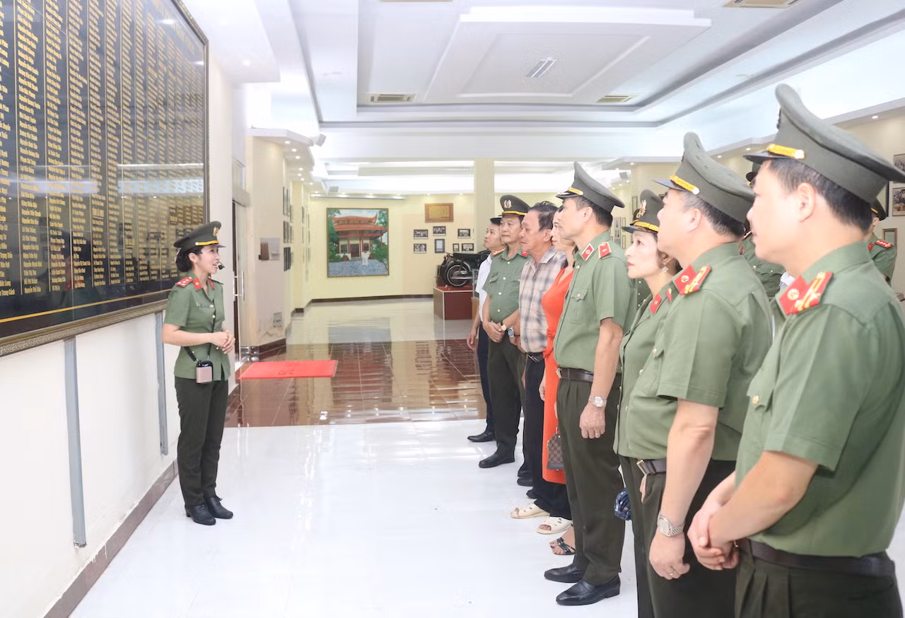 Cụm Thi đua số 7 khối cơ quan Bộ Công an tổ chức về nguồn tại Cà Mau -0