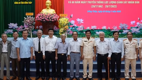 Công an Vĩnh Long kỷ niệm 60 năm Ngày truyền thống lực lượng CSND ảnh 4