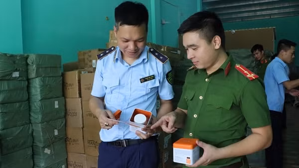 Phát hiện kho chứa hơn 20 tấn nước hoa, mỹ phẩm nghi giả nhãn hiệu nổi tiếng