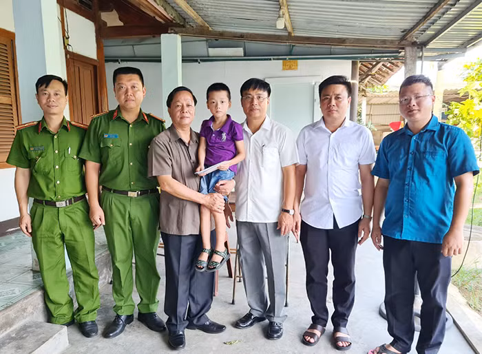 Thăm bé Gấu của người mẹ - chiến sĩ Cảnh sát kiên cường Đậu Thị Huyền Trâm -0