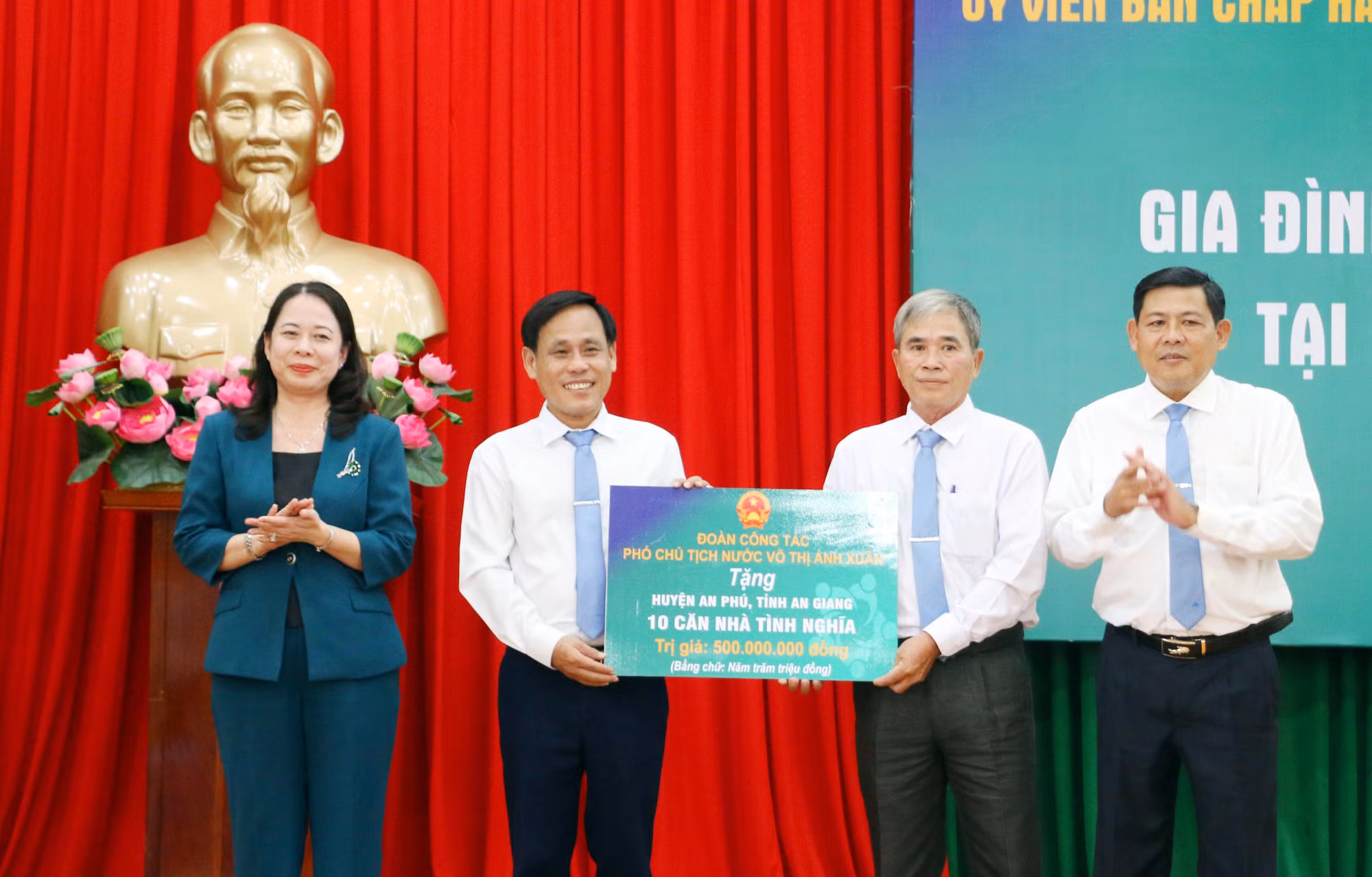 Phó Chủ tịch nước Võ Thị Ánh Xuân tặng quà gia đình người có công với cách mạng tại huyện biên giới -0