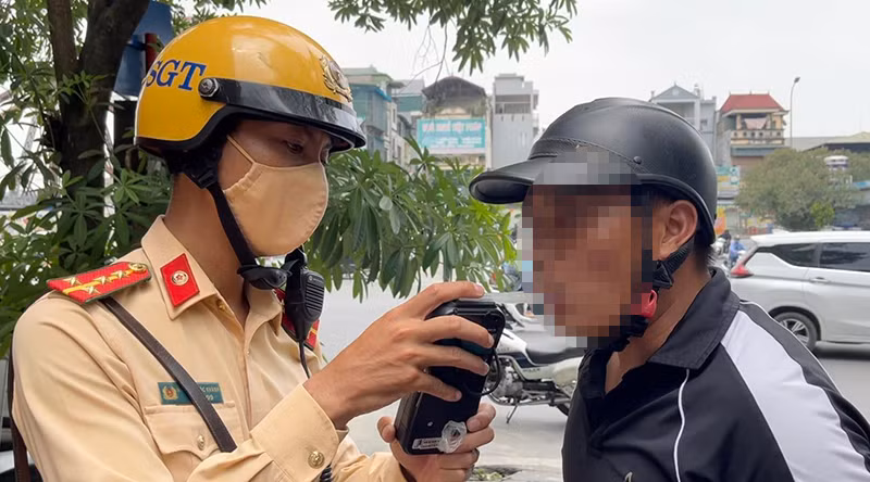 Đón lõng bắt “ma men” trên phố cổ -0