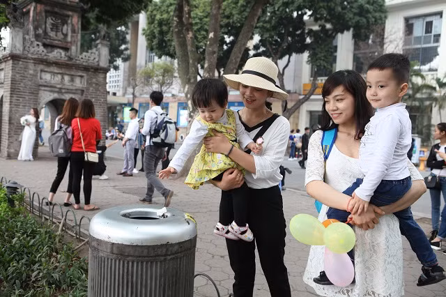 hướng dẫn trẻ bỏ rác đúng nơi quy định trên phố đinh tiên hoàng - hà nội-nguồn ảnh kinhtedothi.vn.jpg -0