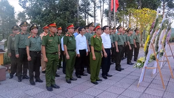 Mãi khắc ghi công lao to lớn của các anh hùng, liệt sĩ CAND ảnh 6