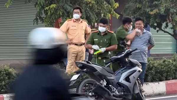 Hai vụ tai nạn chết người do tông cột đèn, biển báo