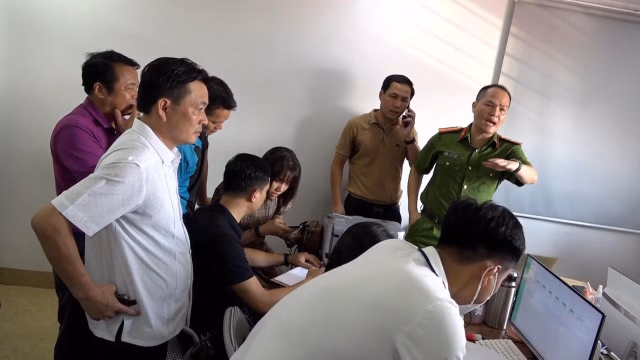Đường dây cho vay lãi nặng hơn 1800 tỷ đồng qua ứng dụng điện thoại di động được triệt phá như thế nào? -0
