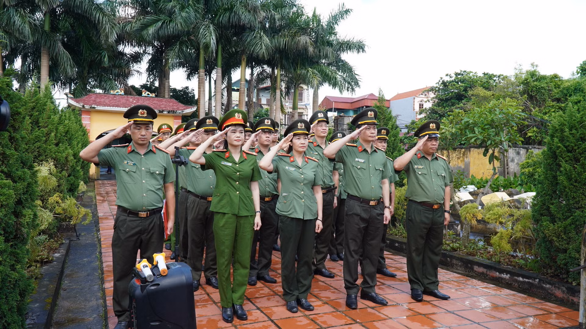 Đoàn viên thanh niên CAND hăng hái với các hoạt động “Tháng 7 tri ân” -0