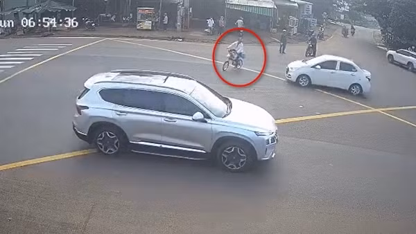 Bị ô tô tông nguy kịch vì lạng lách, đánh võng xe đạp