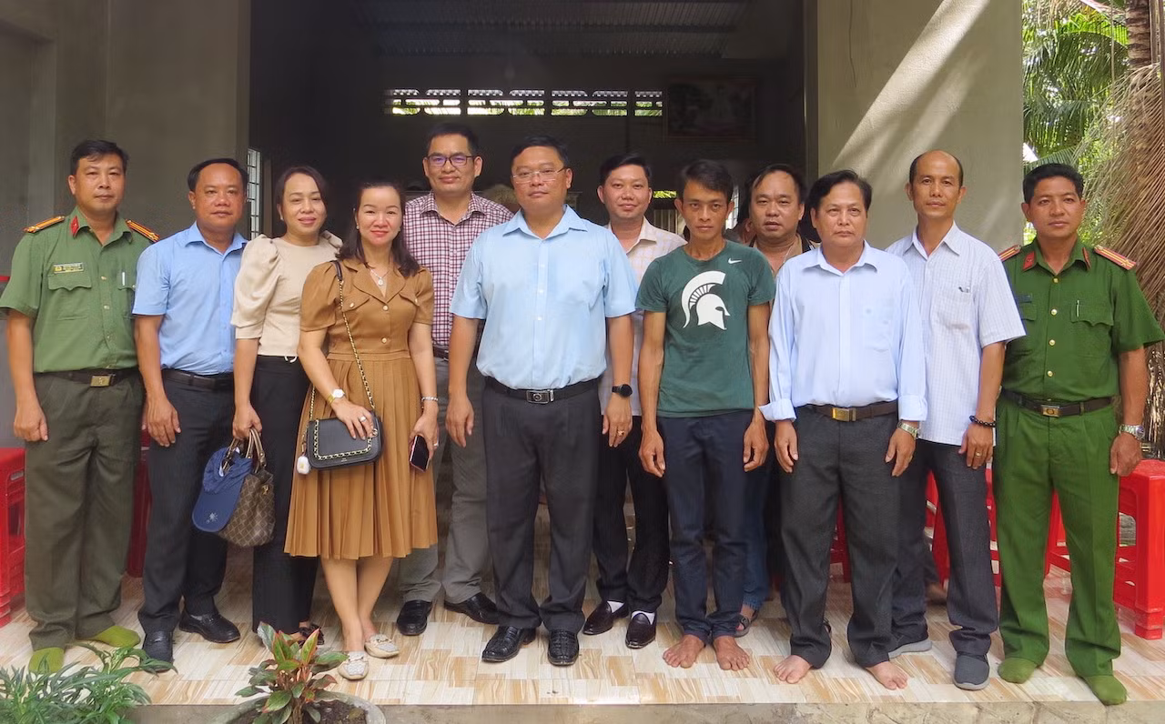Công an Trà Vinh tặng quà gia đình chính sách, trao nhà nghĩa tình đồng đội -0