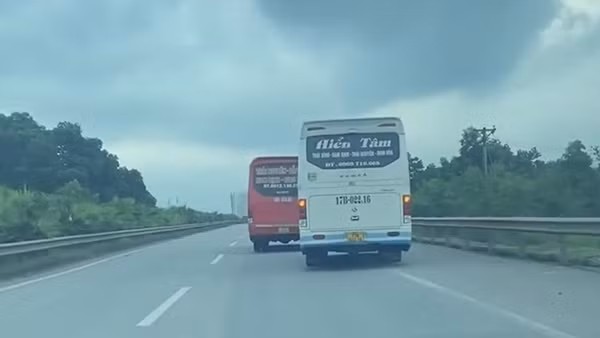 Kinh hãi cảnh 2 xe khách chèn ép nhau trên cao tốc