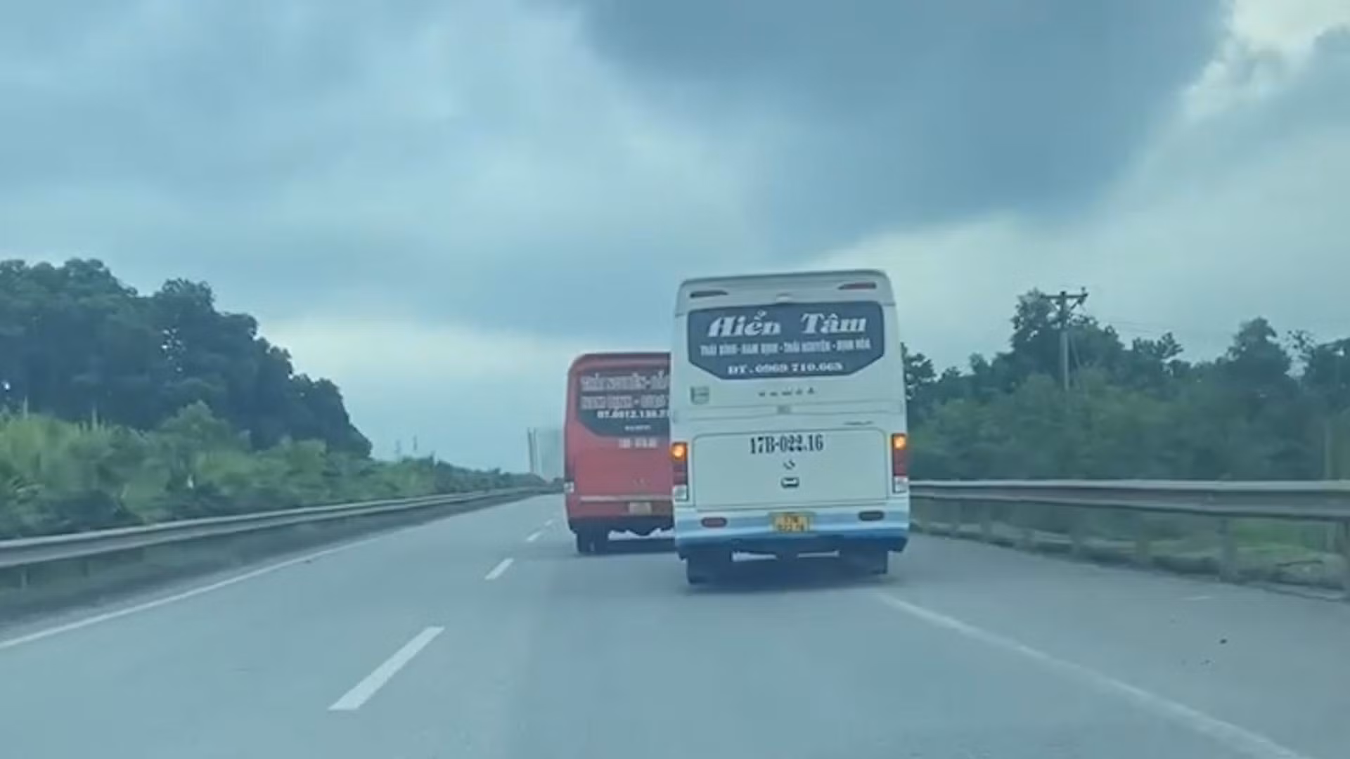 Kinh hãi cảnh 2 xe khách chèn ép nhau trên cao tốc -0