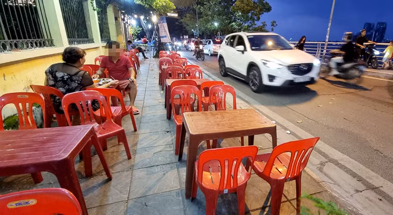 Hà Nội: Tràn lan tình trạng lấn chiếm vỉa hè làm nơi kinh doanh -0