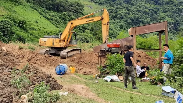Dựng công xưởng dã chiến trái phép để "moi ruột" núi tìm vàng