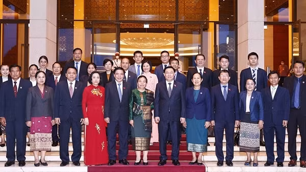 Chủ tịch Quốc hội Vương Đình Huệ tiếp Phó Chủ tịch Quốc hội Lào Sounthone Xayachack