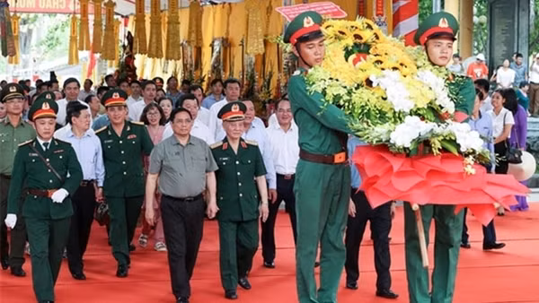 Lãnh đạo TP Hồ Chí Minh dâng hương tưởng niệm các Anh hùng Liệt sĩ ảnh 6