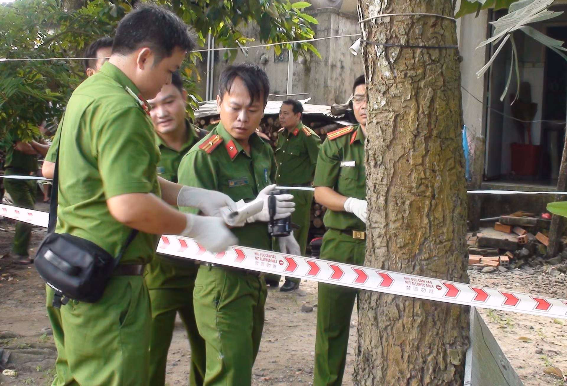 công tác bảo vệ, thu thập chứng cứ tại hiện trường là một phần quan trọng của điều tra vụ án.jpg -0