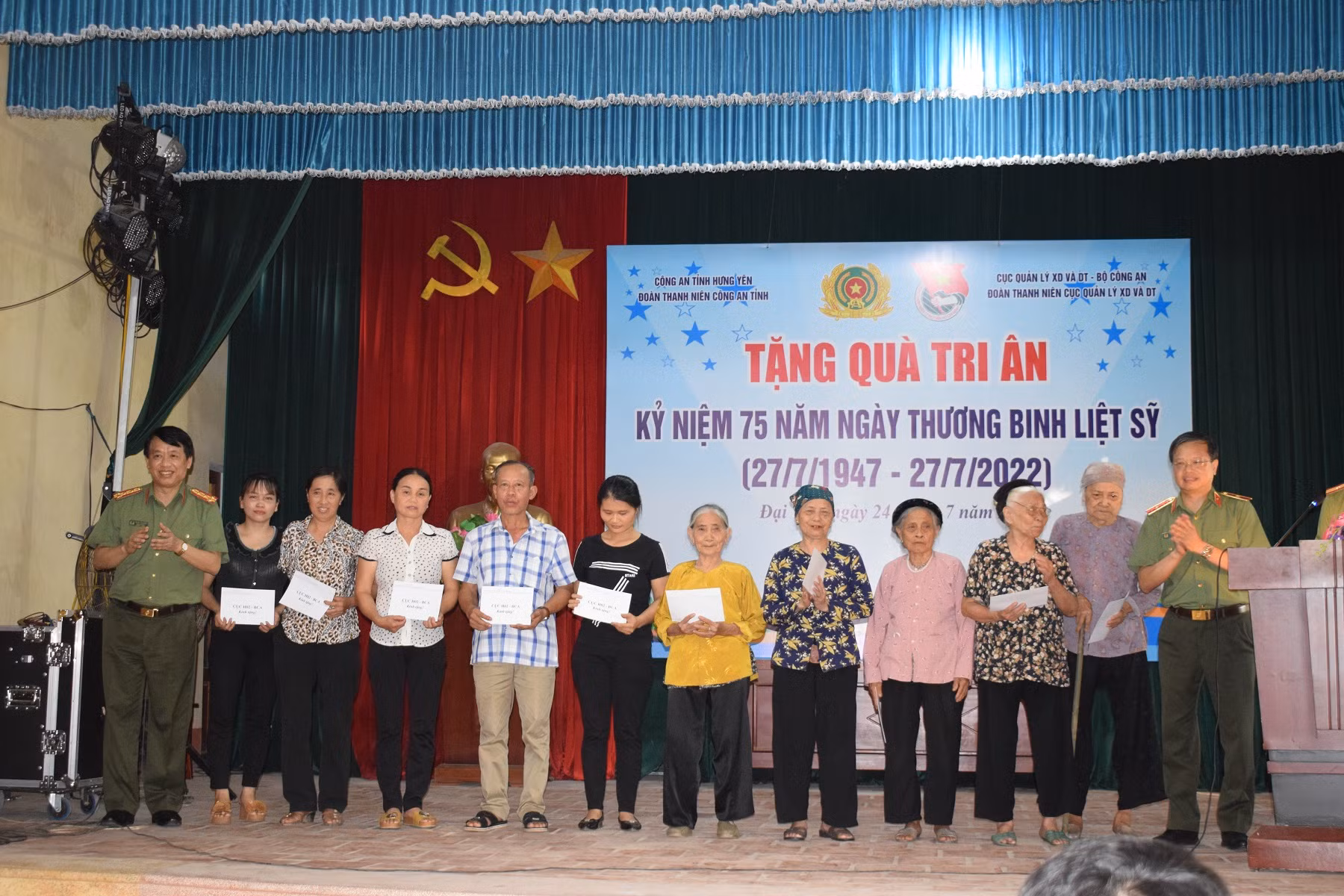 Cục Quản lý xây dựng và doanh trại trao quà tình nghĩa tại Hưng Yên -0