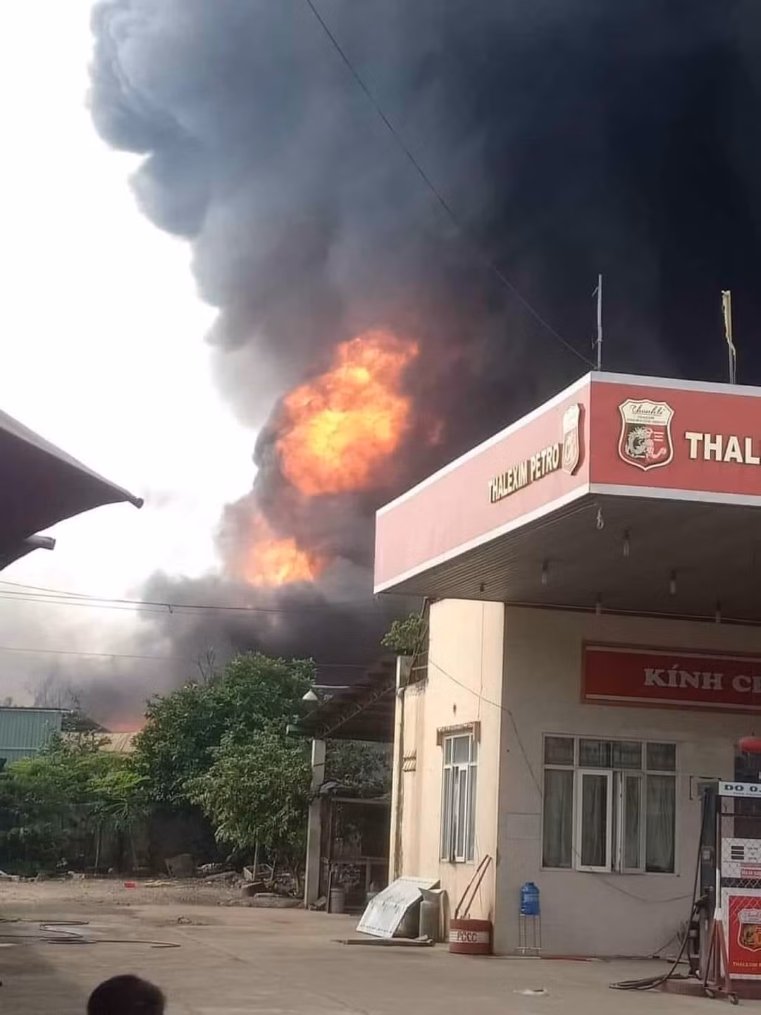 Sau tiếng nổ lớn công ty mút xốp&nbsp;chìm trong biển lửa -2