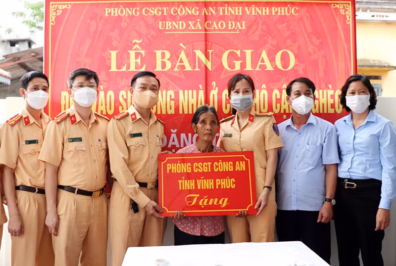 Vĩnh Phúc: Hình ảnh về những chiến sĩ áo vàng đẹp mãi trong lòng dân -0