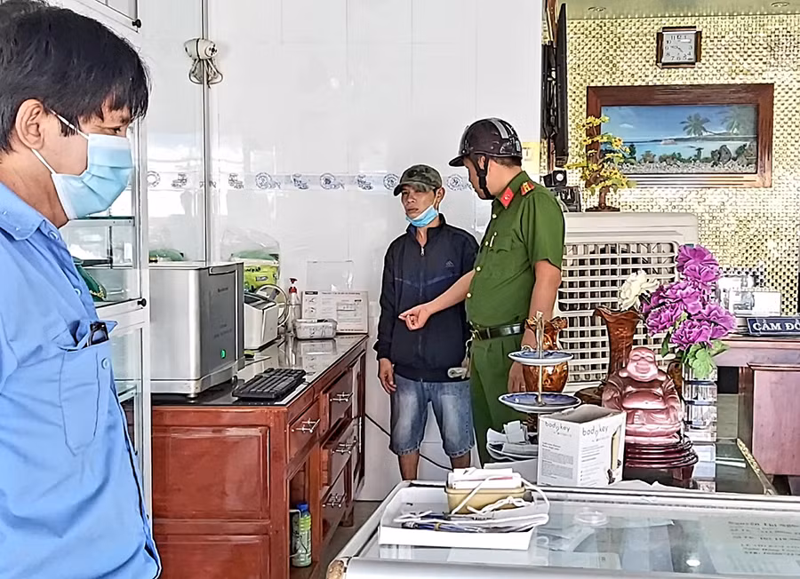 Nam thanh niên ép&nbsp;chủ tiệm vàng phải mua đất sình -0