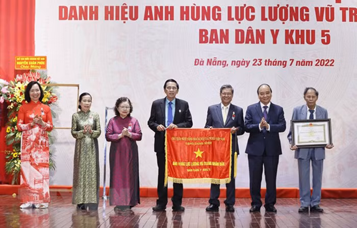 Chủ tịch nước trao danh hiệu Anh hùng LLVTND cho Ban Dân y Khu 5 -0