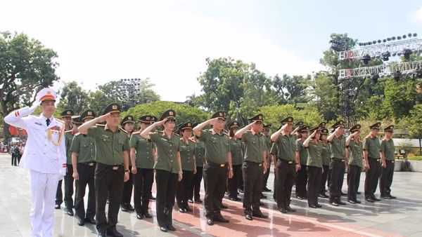 Cục An ninh Nội địa dâng hương tưởng niệm các Anh hùng - Liệt sĩ