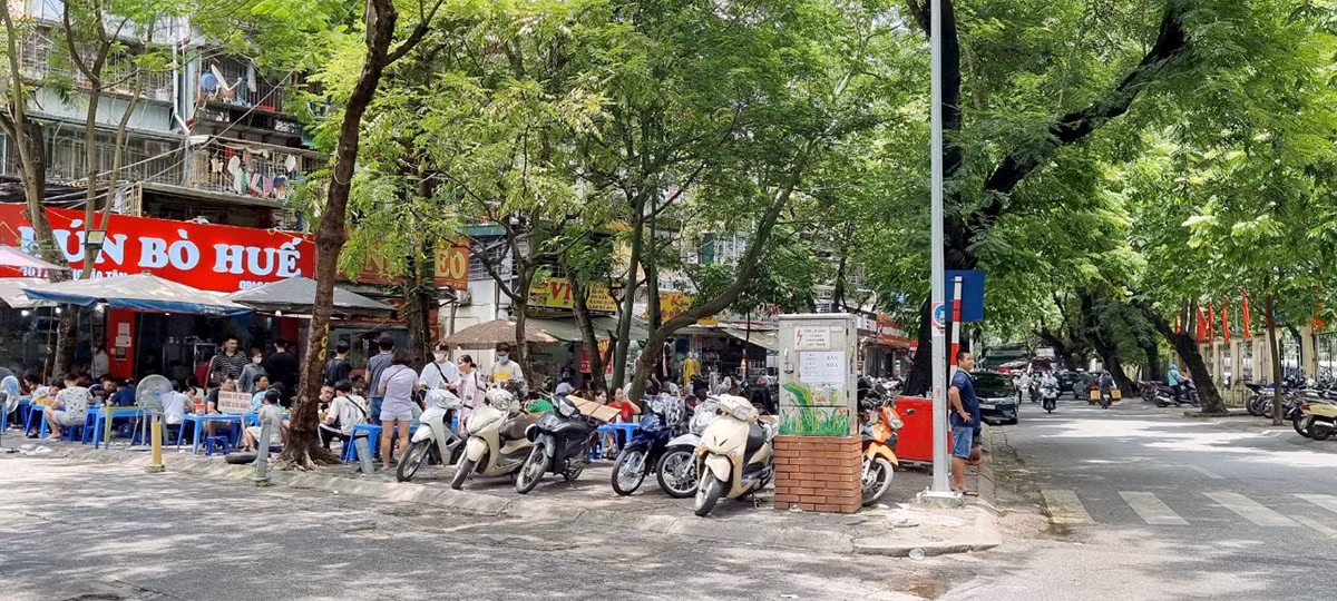Hà Nội: Tràn lan tình trạng lấn chiếm vỉa hè làm nơi kinh doanh -0