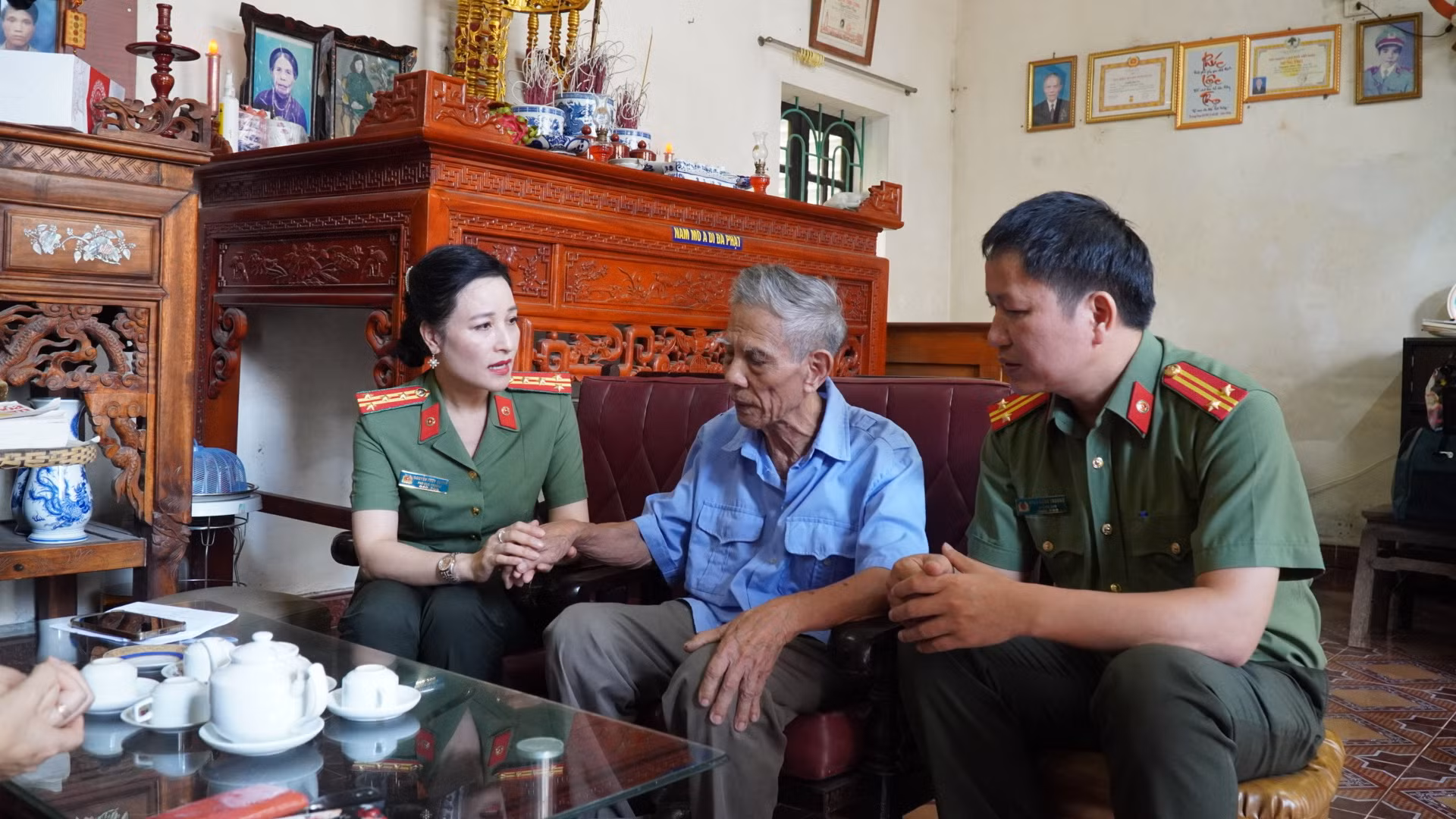 Lãnh đạo Cục Truyền thông CAND thăm hỏi gia đình liệt sĩ -0