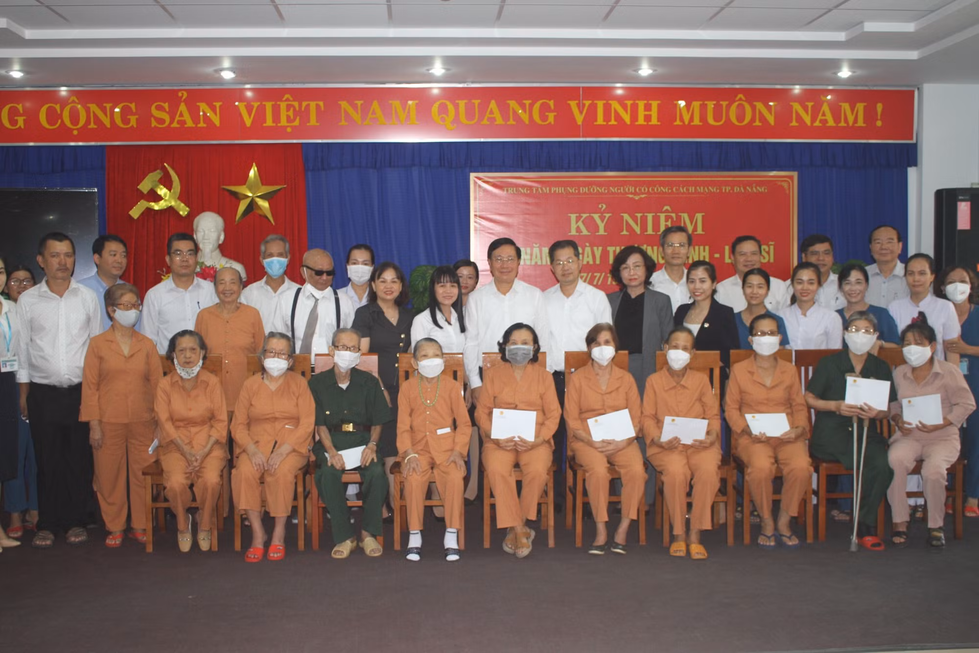 Phó Thủ tướng Thường trực Chính phủ Phạm Bình Minh thăm, tặng quà cho người có công tại Đà Nẵng -0