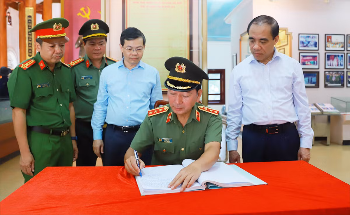  Thứ trưởng Trần Quốc Tỏ dâng hương tại Khu di tích lịch sử Nha Công an Trung ương -0