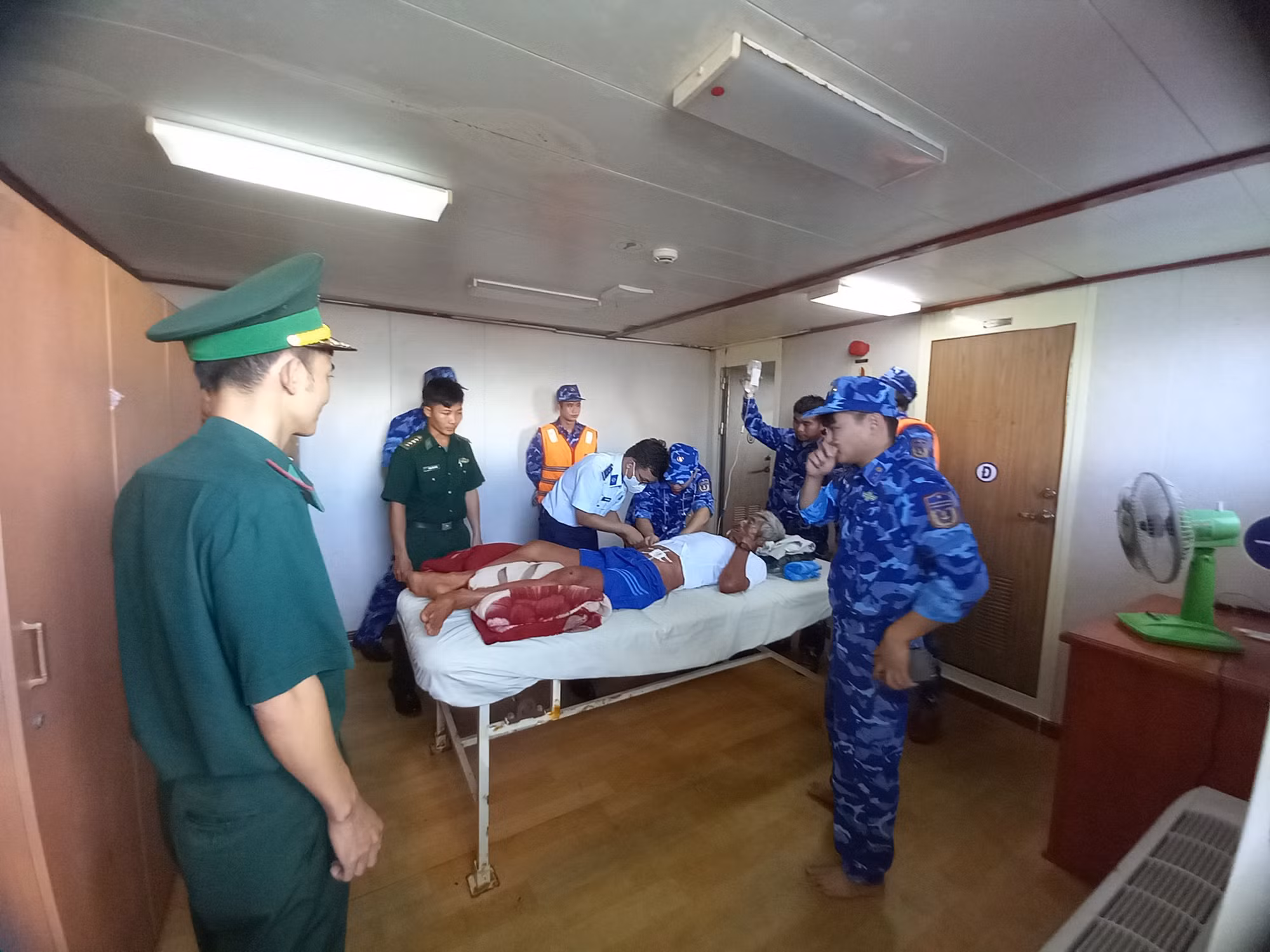 5 ngư dân được cứu sống sau 12 ngày trôi dạt trên biển đang đưa về đất liền -0