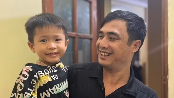 Công an phường giúp cháu bé đi lạc tìm lại người thân