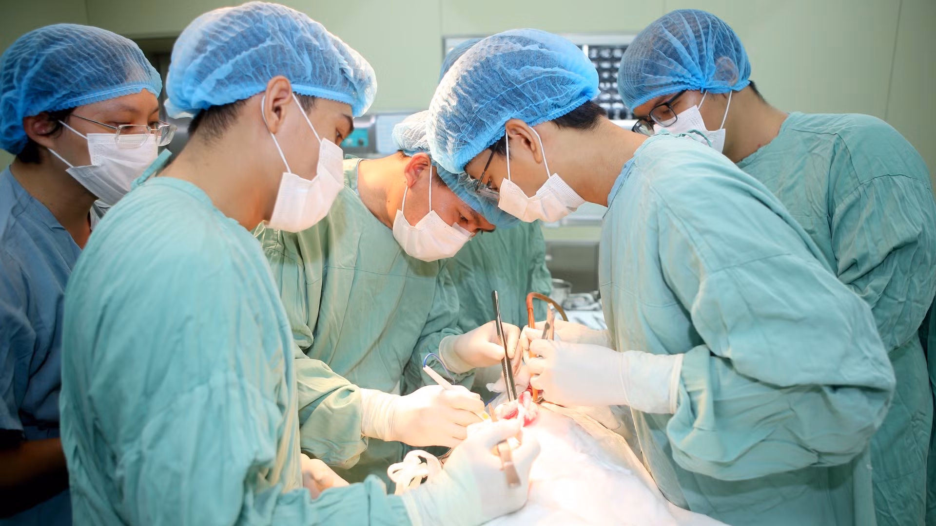 Ghép thận tự thân cứu bệnh nhân bị biến chứng nguy hiểm khi tán sỏi -0
