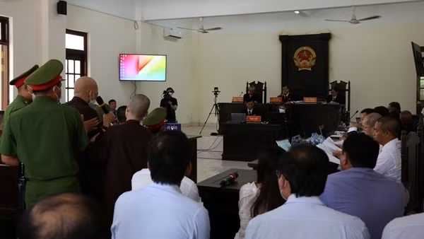 Ngày thứ hai xử vụ "Tịnh thất bồng lai", bị cáo Lê Tùng Vân lại cáo vắng ảnh 2