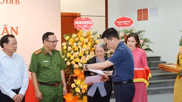 Trao lại hồ sơ, kỷ vật của cán bộ đi B và triển lãm “Kỷ vật thời thanh xuân”