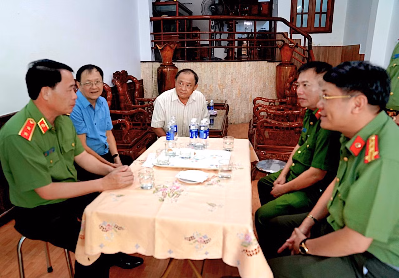 Thứ trưởng Lê Quốc Hùng thăm gia đình có công cách mạng -0