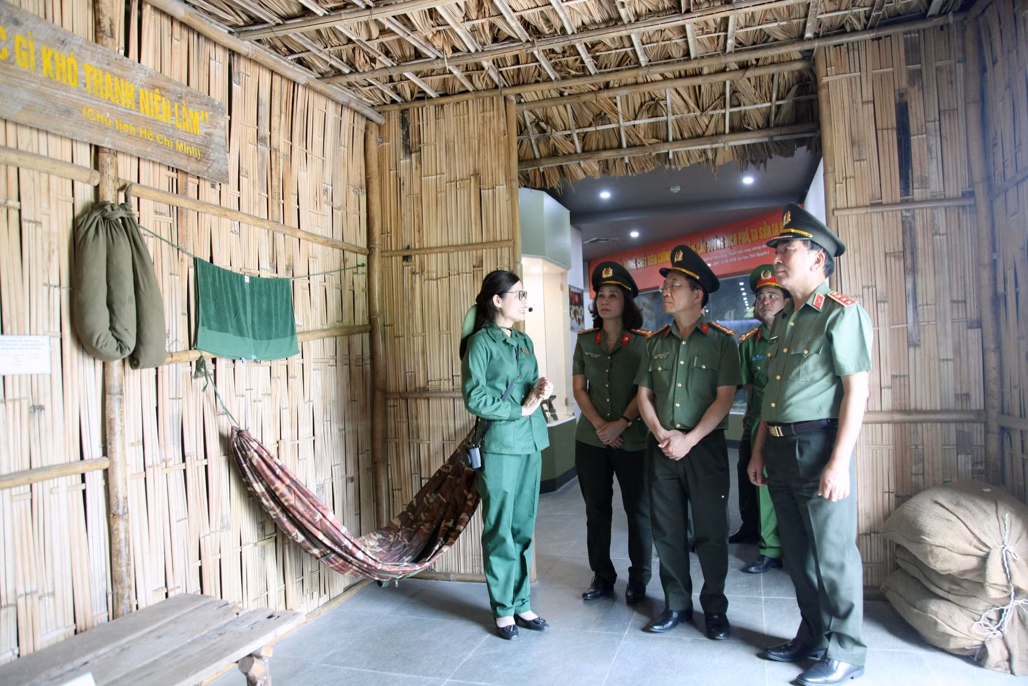 Thứ trưởng&nbsp;Trần Quốc Tỏ dâng hương và thăm hỏi, tặng quà gia đình chính sách nhân dịp 27/7 -0