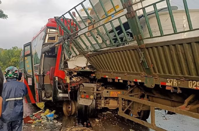 Xe khách và xe tai đâm nhau 2 tài xế tử vong -0