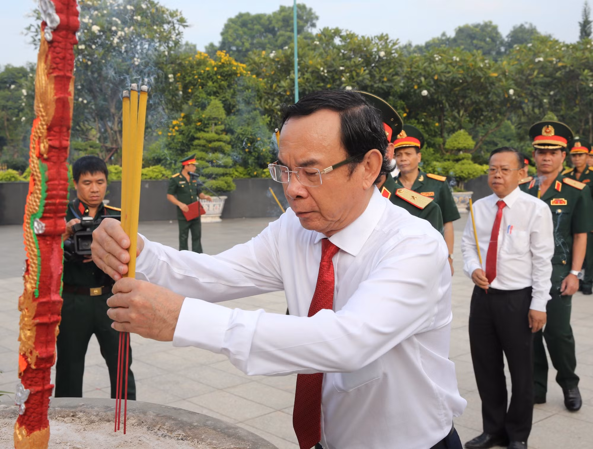 Lãnh đạo TP Hồ Chí Minh dâng hương tưởng niệm các Anh hùng Liệt sĩ -0