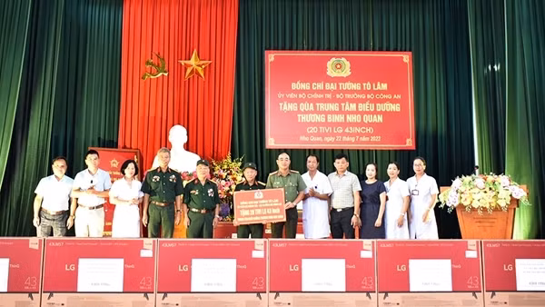Trao quà của&nbsp;Đại tướng Tô Lâm&nbsp;tặng Trung tâm điều dưỡng thương binh Nho Quan