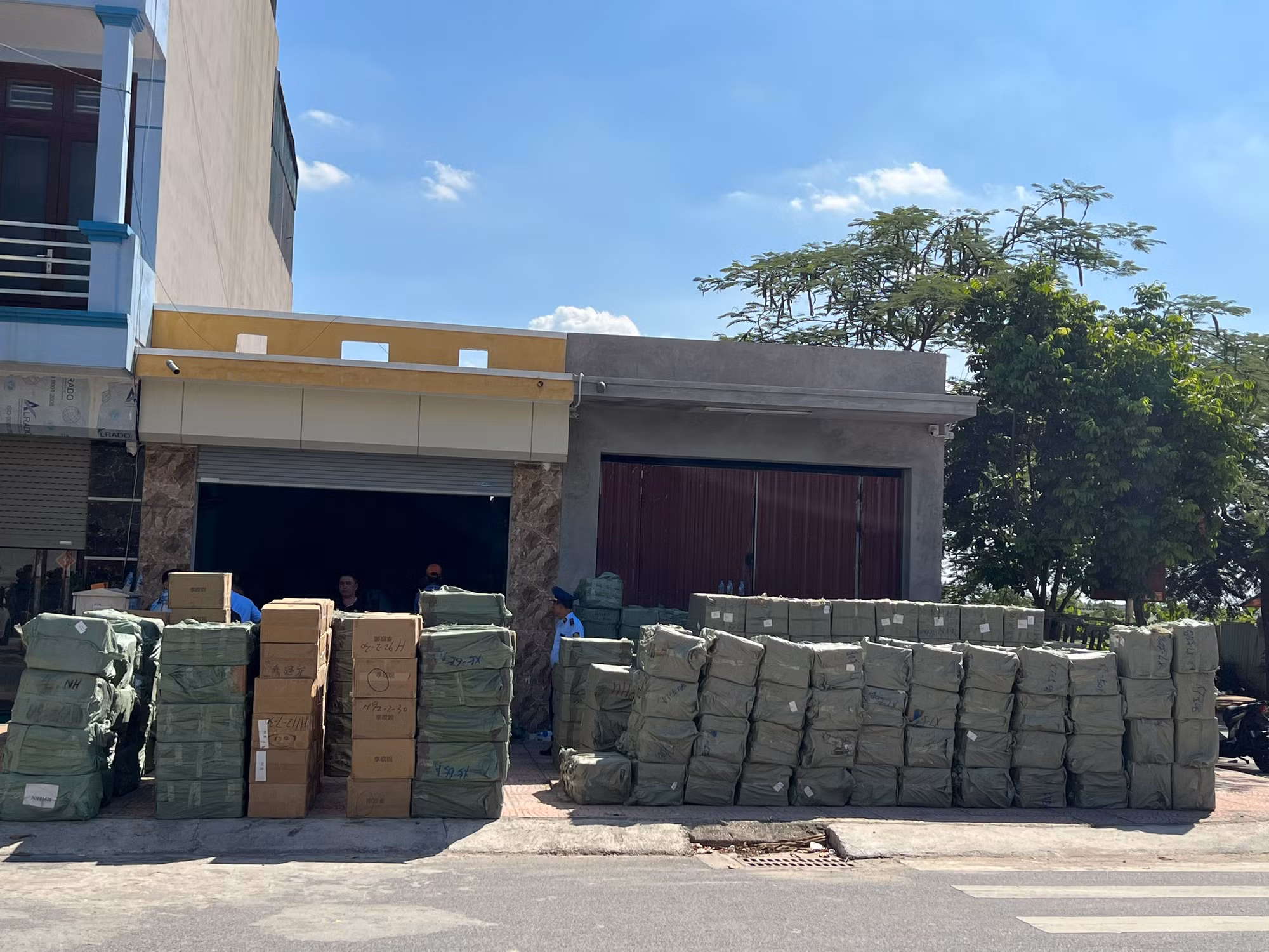 Phát hiện kho chứa hơn 20 tấn nước hoa, mỹ phẩm nghi giả nhãn hiệu nổi tiếng -0