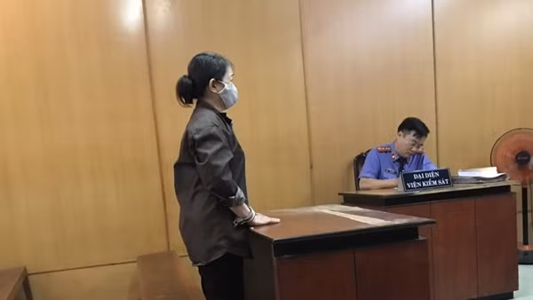 Ghen tuông tạt xăng đốt chết chồng