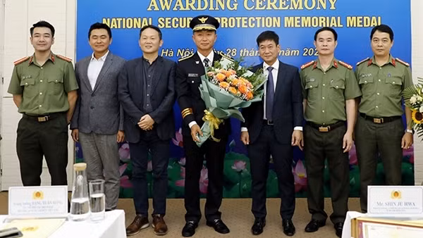 Trao Kỷ niệm chương “Bảo vệ An ninh Tổ quốc” tặng 2 cá nhân