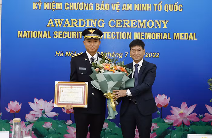 Bộ Công an trao Kỷ niệm chương “Bảo vệ an ninh Tổ quốc” tặng 2 cá nhân -0