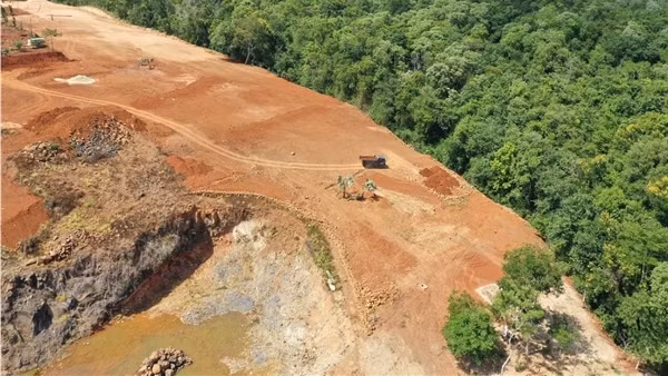 Buộc giám đốc một chi nhánh ngân hàng khôi phục lại hiện trạng đất