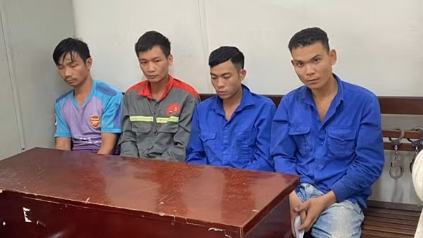 Bắt nhóm công nhân trộm nắp cống lúc nửa đêm