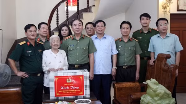 Cục An ninh Nội địa dâng hương tưởng niệm các Anh hùng - Liệt sĩ ảnh 2