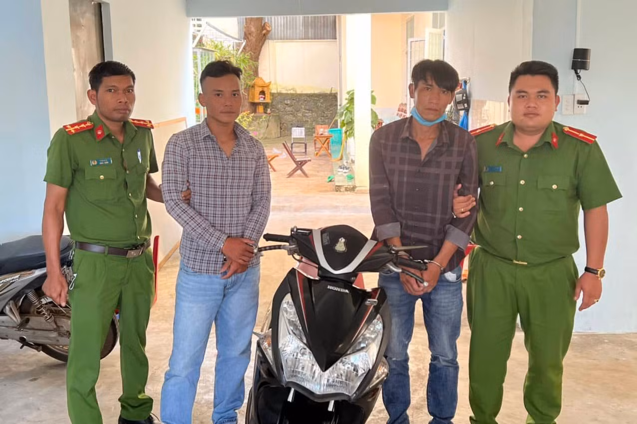 Công an phường nhanh chóng tóm gọn hai tên trộm mang nhiều tiền án -0
